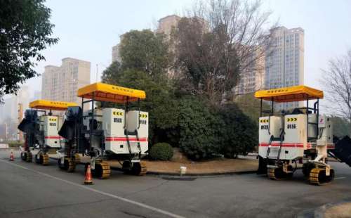 作為公路施工中的重要路面機(jī)械，混凝土路緣石滑模攤鋪機(jī)必須跟上時(shí)代步伐